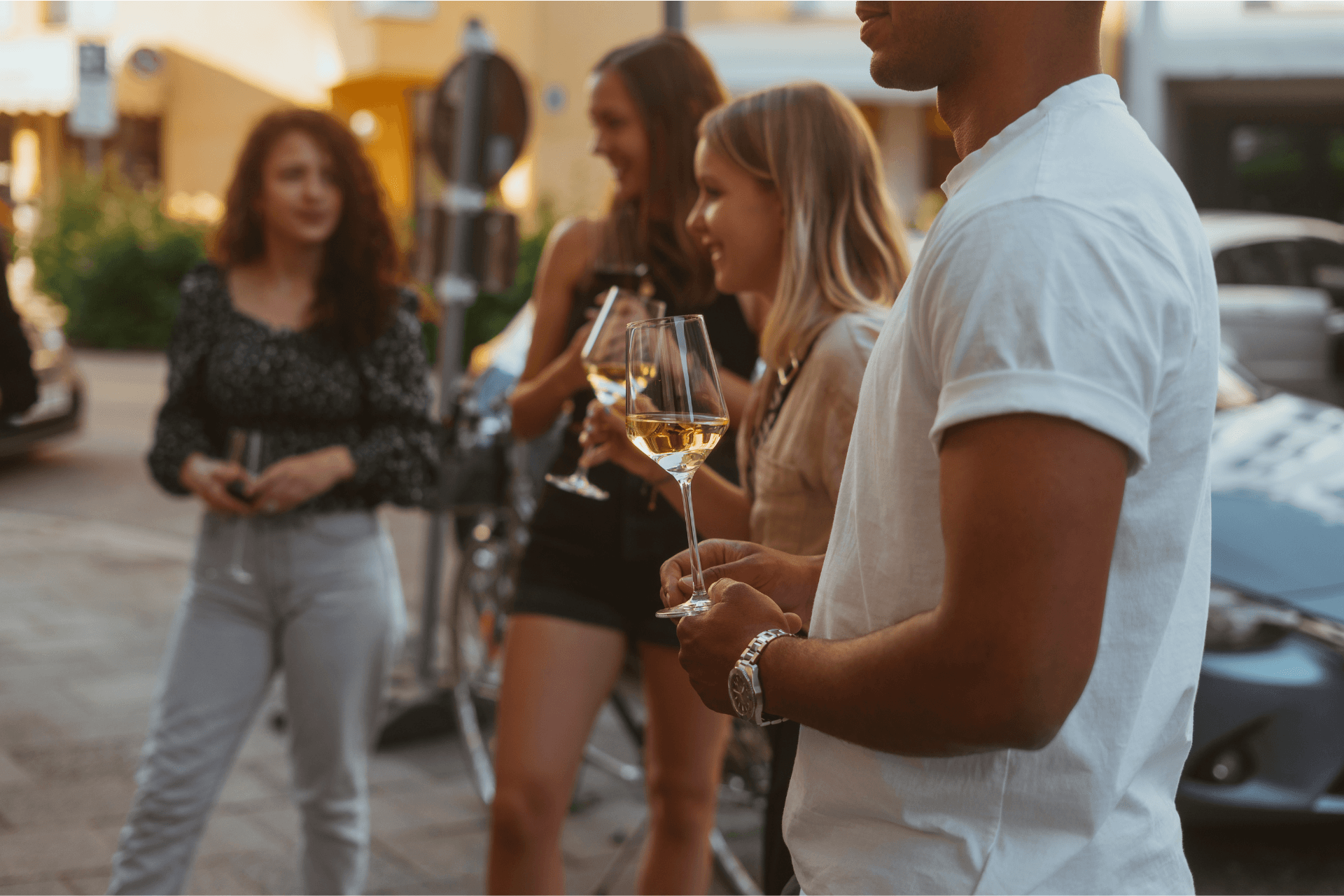 Bild: Junge Menschen genießen Wein in urbanem Setting